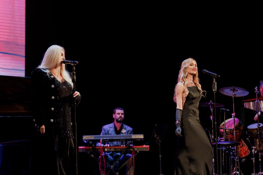 Lily Esphyr live duet